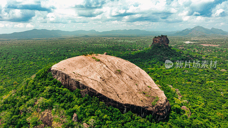 Pidurangala Rock和Sigirya Temple的无人机视图